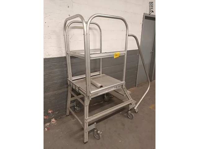Lot 506 - platformtrap - afbeelding 2 van  4