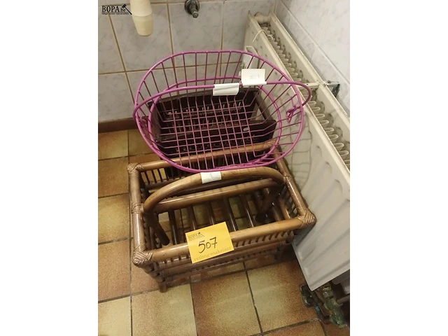 Lot 507 - krantenrekjes en mandje. 3 stuks - afbeelding 1 van  3