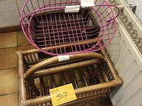 Lot 507 - krantenrekjes en mandje. 3 stuks - afbeelding 1 van  3