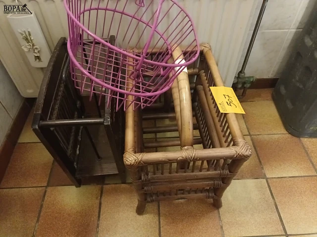 Lot 507 - krantenrekjes en mandje. 3 stuks - afbeelding 2 van  3