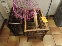 Lot 507 - krantenrekjes en mandje. 3 stuks - afbeelding 2 van  3