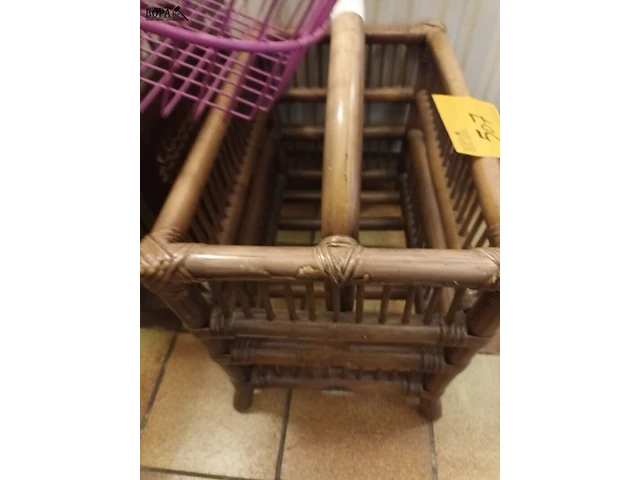 Lot 507 - krantenrekjes en mandje. 3 stuks - afbeelding 3 van  3