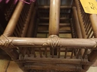 Lot 507 - krantenrekjes en mandje. 3 stuks - afbeelding 3 van  3