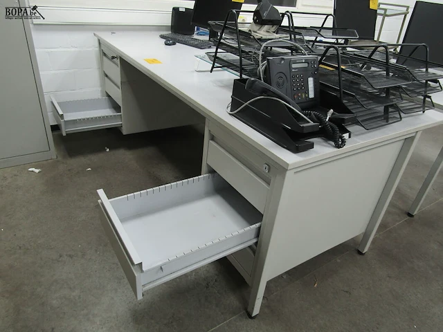 Lot 507 - metalen bureau - afbeelding 1 van  3