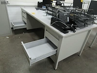 Lot 507 - metalen bureau - afbeelding 1 van  3