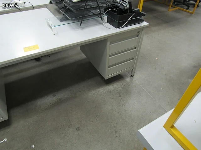 Lot 507 - metalen bureau - afbeelding 2 van  3