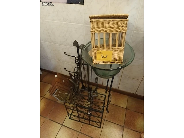 Lot 508 - smeedijzer, mand, kapelletje. 9 stuks - afbeelding 1 van  5