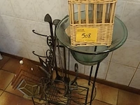 Lot 508 - smeedijzer, mand, kapelletje. 9 stuks - afbeelding 1 van  5