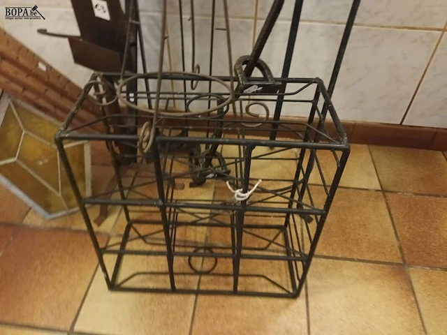 Lot 508 - smeedijzer, mand, kapelletje. 9 stuks - afbeelding 3 van  5