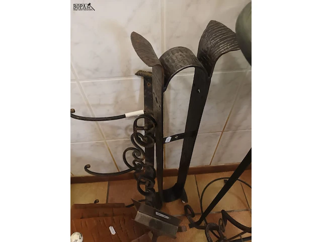 Lot 508 - smeedijzer, mand, kapelletje. 9 stuks - afbeelding 5 van  5