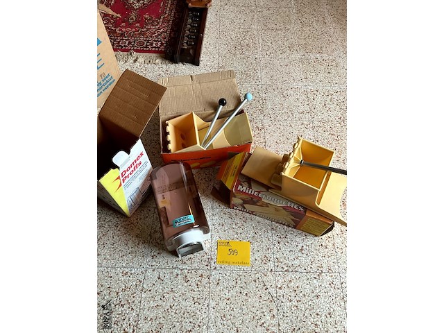 Lot 509 - toestel millecroquettes met reserve onderdelen en papierdisp - afbeelding 1 van  2