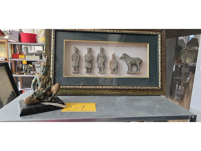 Lot 51 - kader met 4 terracotta krijgers en oorlogspaard en boedha - afbeelding 1 van  6