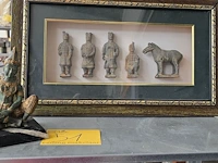 Lot 51 - kader met 4 terracotta krijgers en oorlogspaard en boedha - afbeelding 1 van  6