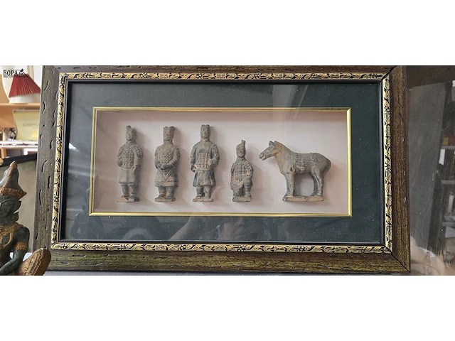 Lot 51 - kader met 4 terracotta krijgers en oorlogspaard en boedha - afbeelding 2 van  6