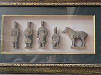 Lot 51 - kader met 4 terracotta krijgers en oorlogspaard en boedha - afbeelding 2 van  6