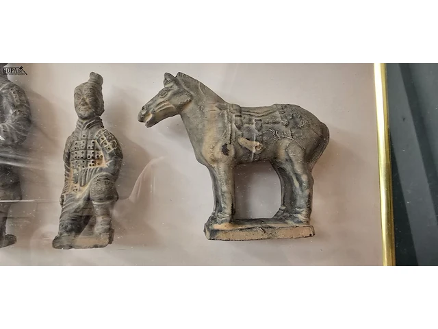 Lot 51 - kader met 4 terracotta krijgers en oorlogspaard en boedha - afbeelding 3 van  6