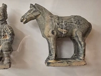 Lot 51 - kader met 4 terracotta krijgers en oorlogspaard en boedha - afbeelding 3 van  6
