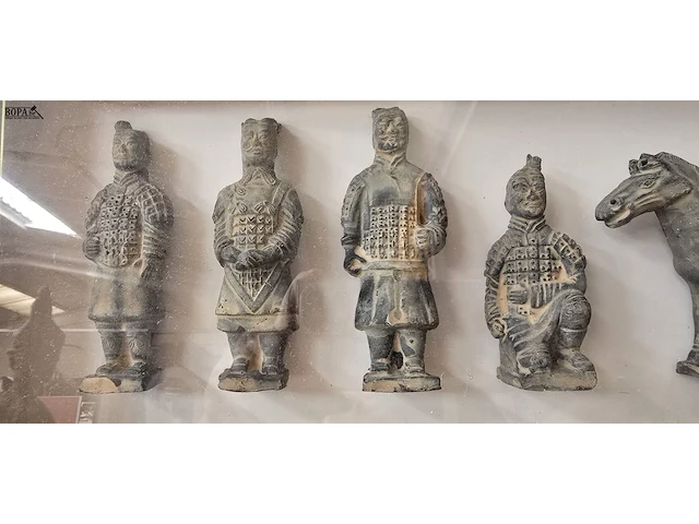 Lot 51 - kader met 4 terracotta krijgers en oorlogspaard en boedha - afbeelding 4 van  6