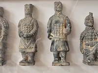 Lot 51 - kader met 4 terracotta krijgers en oorlogspaard en boedha - afbeelding 4 van  6