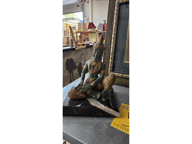 Lot 51 - kader met 4 terracotta krijgers en oorlogspaard en boedha - afbeelding 5 van  6