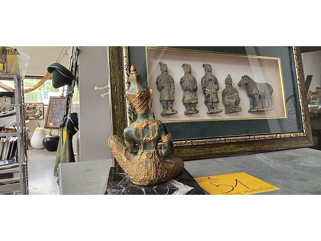 Lot 51 - kader met 4 terracotta krijgers en oorlogspaard en boedha - afbeelding 6 van  6