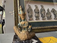 Lot 51 - kader met 4 terracotta krijgers en oorlogspaard en boedha - afbeelding 6 van  6