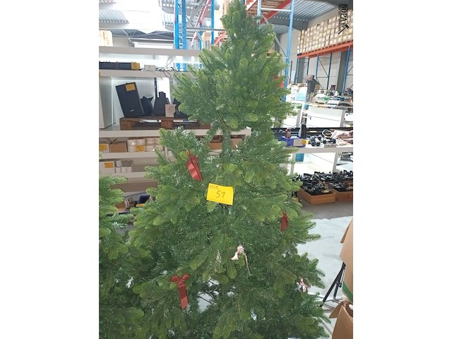 Lot 51 - kerstboom op voet - afbeelding 1 van  4