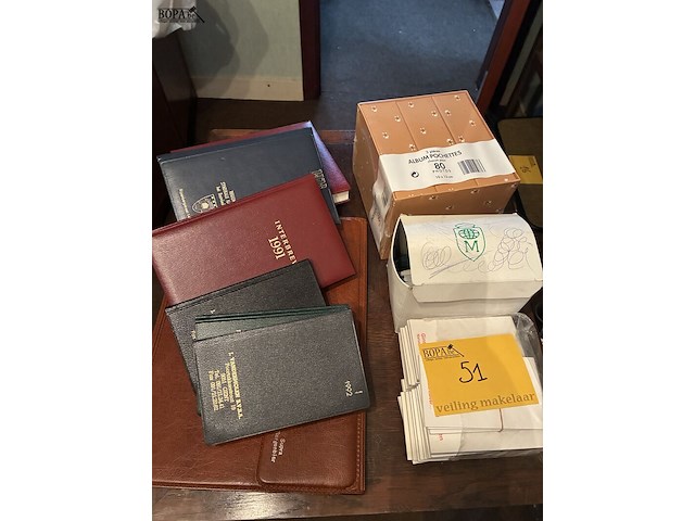 Lot 51 - lot papier en boekjes, bureaugerief - afbeelding 1 van  2