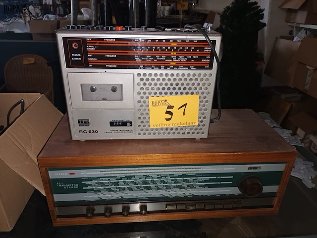 Lot 51 - oude radio’s. 2 stuks - afbeelding 1 van  6