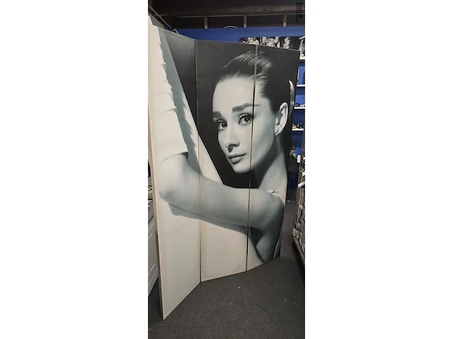 Lot 51 - paravan marilyn monroe en audry hepburn - afbeelding 2 van  2