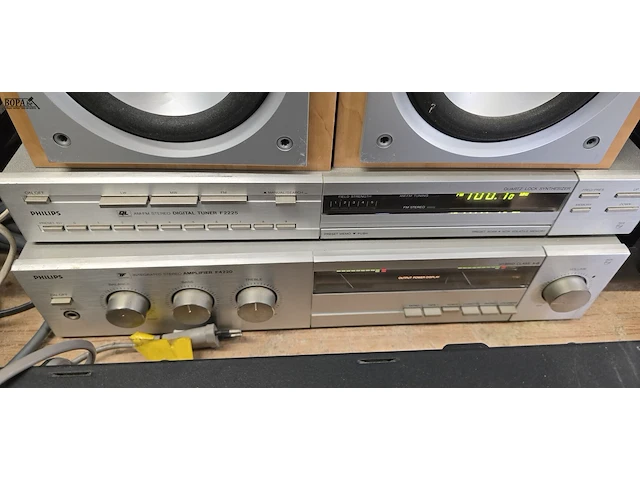 Lot 51 - phillips amplefier, tuner en luidsprekers - afbeelding 3 van  5