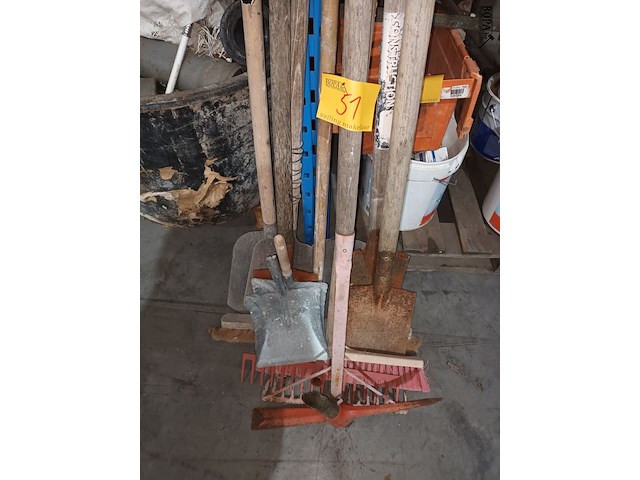 Lot 51 - tuin- en werkmateriaal. 13 stuks - afbeelding 1 van  3