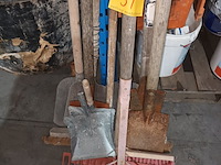 Lot 51 - tuin- en werkmateriaal. 13 stuks - afbeelding 1 van  3