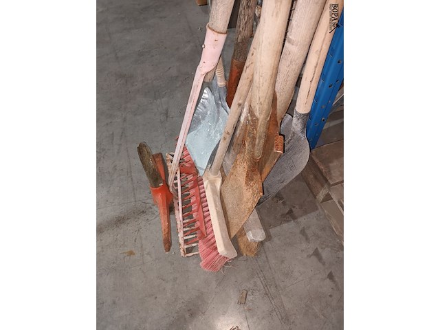 Lot 51 - tuin- en werkmateriaal. 13 stuks - afbeelding 2 van  3