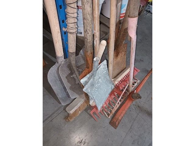 Lot 51 - tuin- en werkmateriaal. 13 stuks - afbeelding 3 van  3