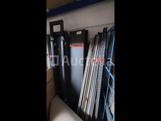 Lot 51 meter lopende stevige metalen rekken - afbeelding 25 van  32