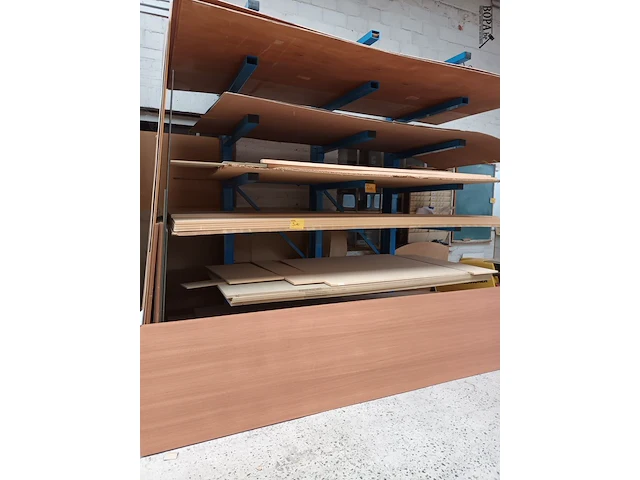 Lot 510 - lot panelen. inhoud rek - afbeelding 1 van  5
