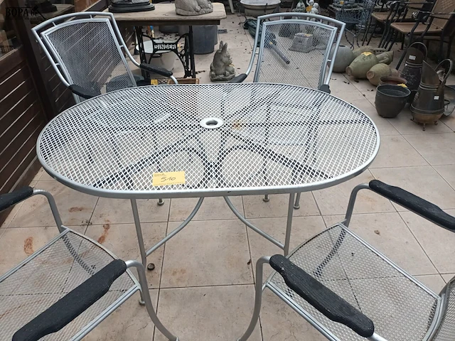 Lot 510 - metalen tuintafel en stoelen. 5 stuks - afbeelding 1 van  7
