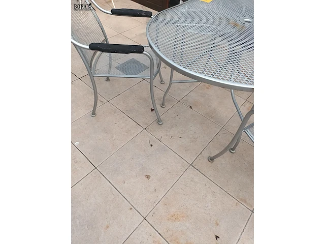 Lot 510 - metalen tuintafel en stoelen. 5 stuks - afbeelding 4 van  7