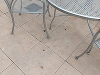 Lot 510 - metalen tuintafel en stoelen. 5 stuks - afbeelding 4 van  7