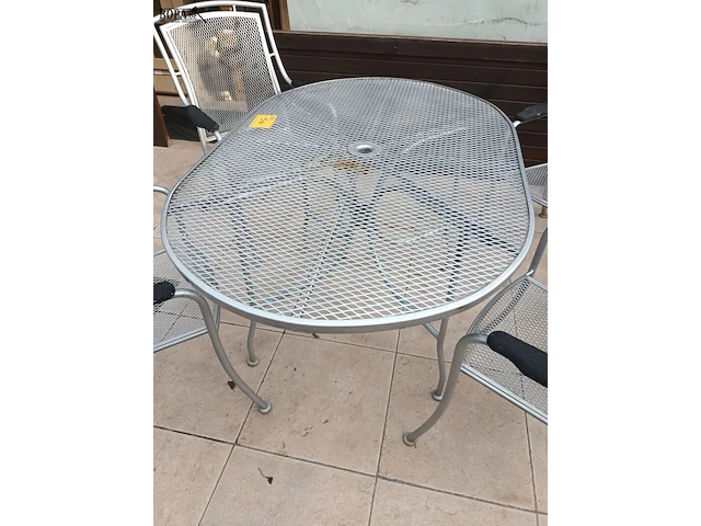 Lot 510 - metalen tuintafel en stoelen. 5 stuks - afbeelding 5 van  7