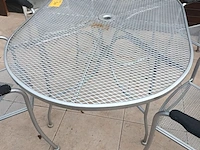 Lot 510 - metalen tuintafel en stoelen. 5 stuks - afbeelding 5 van  7