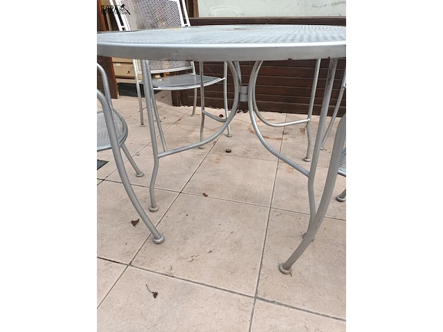 Lot 510 - metalen tuintafel en stoelen. 5 stuks - afbeelding 6 van  7