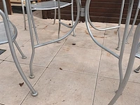 Lot 510 - metalen tuintafel en stoelen. 5 stuks - afbeelding 6 van  7