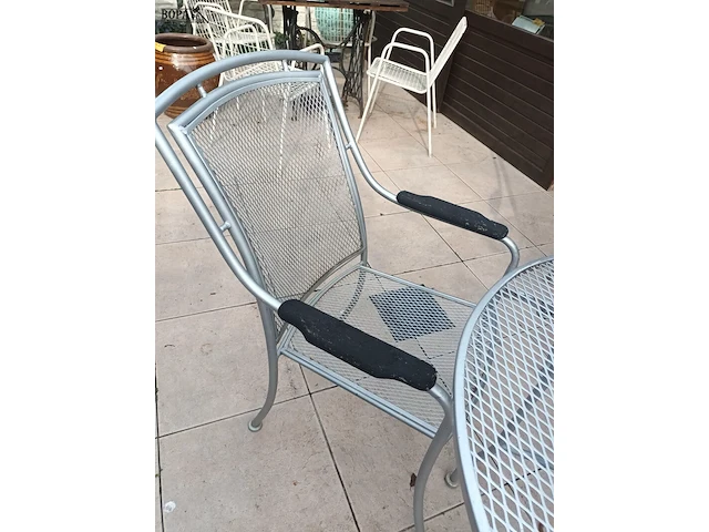 Lot 510 - metalen tuintafel en stoelen. 5 stuks - afbeelding 7 van  7