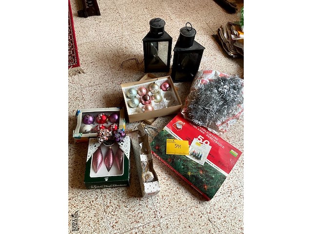 Lot 511 - vintage kerstgerief met lampjes en 2 oude lantaarns - afbeelding 1 van  5