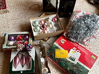 Lot 511 - vintage kerstgerief met lampjes en 2 oude lantaarns - afbeelding 1 van  5