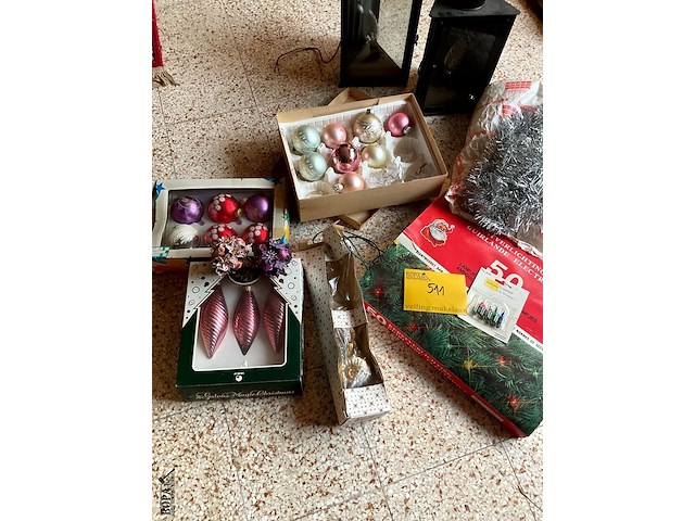 Lot 511 - vintage kerstgerief met lampjes en 2 oude lantaarns - afbeelding 2 van  5