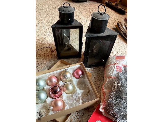 Lot 511 - vintage kerstgerief met lampjes en 2 oude lantaarns - afbeelding 3 van  5