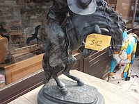 Lot 512 - bronzen beeld van cowboy - afbeelding 1 van  5